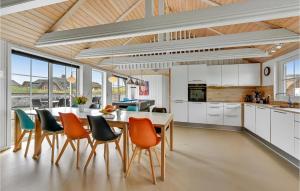 eine Küche mit Tisch und Stühlen in einem Zimmer in der Unterkunft Awesome Home In Ringkøbing With Sauna in Nørre Lyngvig