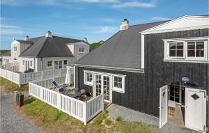 a black house with a black roof at Klitten in Søndervig