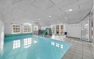 ØbyにあるNice Home In Ulfborg With 7 Bedrooms, Wifi And Indoor Swimming Poolの建物内の滑り台付きスイミングプール