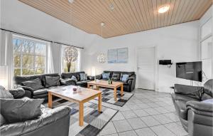 ØbyにあるNice Home In Ulfborg With 7 Bedrooms, Wifi And Indoor Swimming Poolのリビングルーム(ソファ、テーブル付)