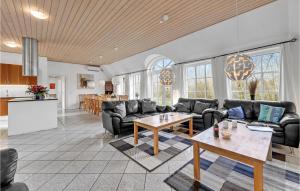 ØbyにあるNice Home In Ulfborg With 7 Bedrooms, Wifi And Indoor Swimming Poolのリビングルーム(ソファ、テーブル付)