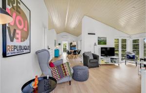 un soggiorno arredato con TV di Three-Bedroom Holiday Home In Vejers Strand a Vejers Strand