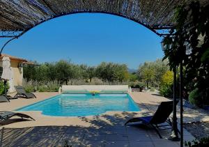 Bazén v ubytovaní Echappée en Provence Appartement Mont Mirail alebo v jeho blízkosti + 8 fotografií