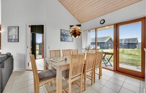 Posezení v ubytování Holiday Home Klitengene Ulfborg Vi