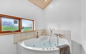 Koupelna v ubytování Holiday Home Klitengene Ulfborg Vi