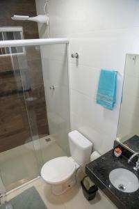 a bathroom with a toilet and a shower and a sink at Casa Pequena, Completa e Aconchegante - Tiny House in Palmas