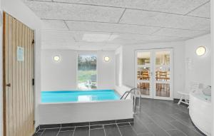クリムトラにあるStunning Home In Thisted With 4 Bedrooms, Sauna And Indoor Swimming Poolのスイミングプール(バスタブ、シンク付)