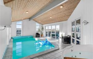 VestervigにあるLovely Home In Vestervig With Indoor Swimming Poolの家の中のプール