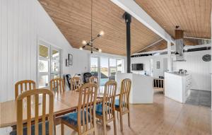 Restoranas ar kita vieta pavalgyti apgyvendinimo įstaigoje Lovely Home In Vestervig With Indoor Swimming Pool