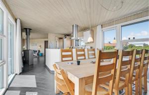 クリムトラにあるStunning Home In Thisted With 4 Bedrooms, Sauna And Indoor Swimming Poolのダイニングルーム、キッチン(木製テーブル、椅子付)