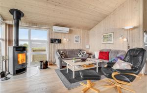 VestervigにあるBeautiful Home In Vestervig With 3 Bedrooms, Sauna And Wifiのリビングルーム(ソファ、暖炉付)