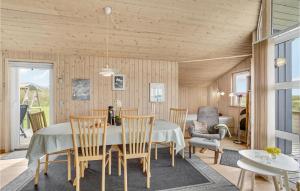 VestervigにあるBeautiful Home In Vestervig With 3 Bedrooms, Sauna And Wifiのダイニングルーム(テーブル、椅子付)
