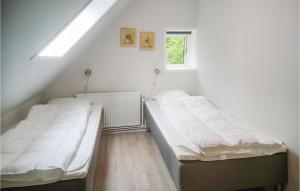2 camas en una habitación blanca con ventana en Gorgeous Home In Bedsted Thy With Wifi, en Bedsted Thy