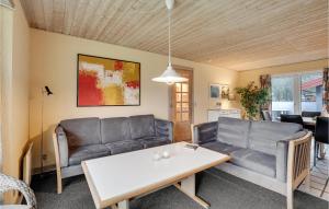 Ruang duduk di 5 Bedroom Pet Friendly Home In Oksbøl