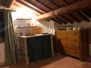 uma cozinha com um lavatório e uma cómoda em madeira em Casale San Michèle em Gubbio