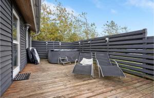 Balkón nebo terasa v ubytování Four-Bedroom Holiday Home In Tarm