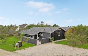 StenbjergにあるStunning Home In Snedsted With 4 Bedrooms, Sauna And Wifiの砂利道黒家