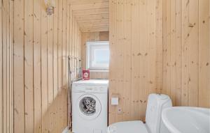 HemmetにあるBeautiful Home In Tarm With 3 Bedrooms, Sauna And Wifiのバスルーム(洗濯機、シンク付)