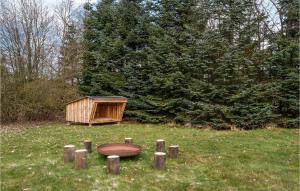 un retrete de madera en medio de un campo en Gorgeous Home In Grindsted With Wifi en Grindsted