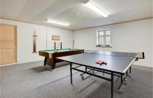 une pièce vide avec une table de ping-pong. dans l'établissement Gorgeous Home In Grindsted With Wifi, à Grindsted
