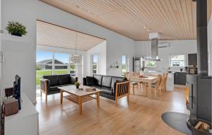 Posezení v ubytování Holiday Home Multebærvej Tarm Iii
