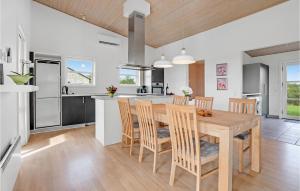 Kuchyň nebo kuchyňský kout v ubytování Holiday Home Multebærvej Tarm Iii