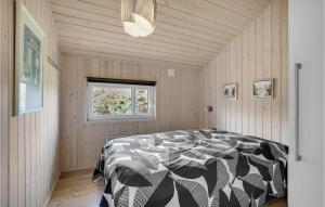 FalenにあるNice Home In Hemmet With 3 Bedrooms, Sauna And Wifiのベッドルーム1室(白黒のベッド1台付)