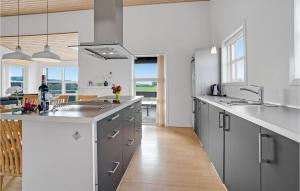 Kuchyň nebo kuchyňský kout v ubytování Holiday Home Multebærvej Tarm Iii + 17 fotografií