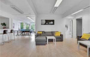 HemmetにあるHoliday Home Hemmet With Hot Tub Viのソファとテーブルのあるリビングルーム