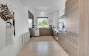 HemmetにあるHoliday Home Hemmet With Hot Tub Viの白い壁とウッドフロアのキッチン +23枚の写真