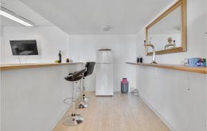 HemmetにあるHoliday Home Hemmet With Hot Tub Viの白い部屋(黒い椅子、鏡付)