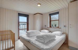 Hemmet的住宿－Nice Home In Hemmet With Sauna，一间卧室配有带白色床单和枕头的床。