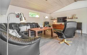 un salon avec un canapé en cuir et une table dans l'établissement Three-Bedroom Holiday Home In Hemmet, à Hemmet