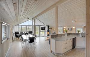 Nice Home In Hovborg With Kitchen في Hovborg: مطبخ وغرفة طعام مع طاولة وكراسي