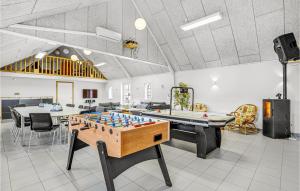 Habitación con mesa de billar y de ping pong. en Awesome Home In Thyholm With Kitchen en Thyholm