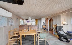 Posezení v ubytování Awesome Home In Roslev With Kitchen