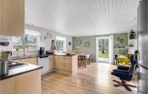 Kuchyň nebo kuchyňský kout v ubytování 3 Bedroom Cozy Home In Thyholm