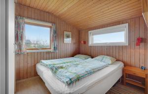 Postel nebo postele na pokoji v ubytování Gorgeous Home In Snedsted With House A Panoramic View