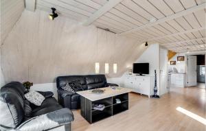 een woonkamer met een leren bank en een tafel bij Stunning Apartment In Thisted With Wifi in Thisted
