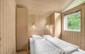 een slaapkamer met een groot bed en een raam bij Gorgeous Home In Hurup Thy With Wifi in Heltborg