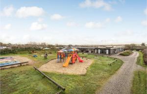 eine Luftansicht auf einen Park mit Spielplatz in der Unterkunft Amazing Home In Struer With Kitchen in Remmer Strand