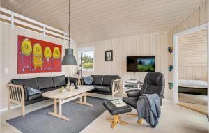 uma sala de estar com um sofá e uma mesa em Gorgeous Home In Vemb With Outdoor Swimming Pool em Vemb