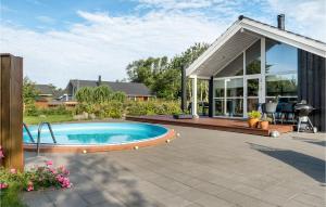 um quintal com uma piscina e uma casa em Gorgeous Home In Vemb With Outdoor Swimming Pool em Vemb
