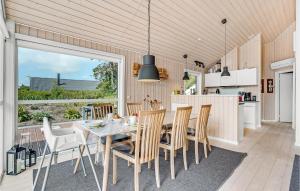 uma cozinha e sala de jantar com mesa e cadeiras em Gorgeous Home In Vemb With Outdoor Swimming Pool em Vemb