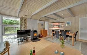 Posezení v ubytování Nice Home In Ringkøbing With Kitchen