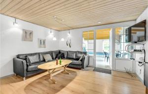 Predel za sedenje v nastanitvi Nice Home In Ulfborg With Kitchen