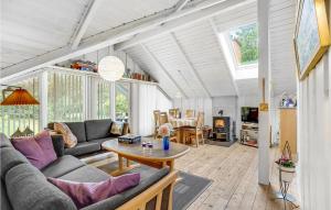ein Wohnzimmer mit einem Sofa und einem Tisch in der Unterkunft Eja in Søndervig