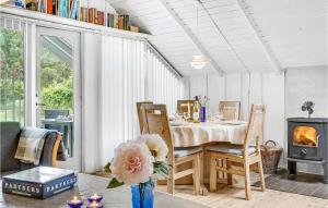 une salle à manger avec une table et une cheminée dans l'établissement Eja, à Søndervig