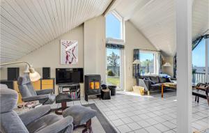 sala de estar con sofás y chimenea en Beautiful Home In Struer With House Sea View, en Struer