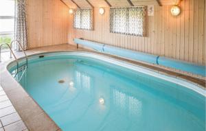 uma grande piscina numa casa em Beautiful Home In Ringkbing With Kitchen em Søndervig